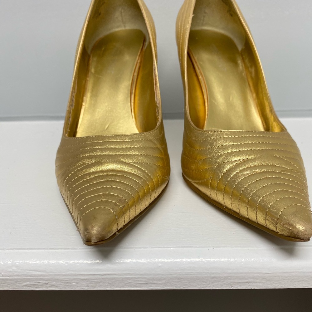 Gold pumps